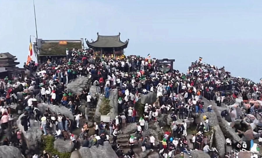 Biển người đổ về đỉnh thiêng Yên Tử trong những ngày cao điểm lễ hội, tạo nên khung cảnh hành hương nhộn nhịp đầu xuân.