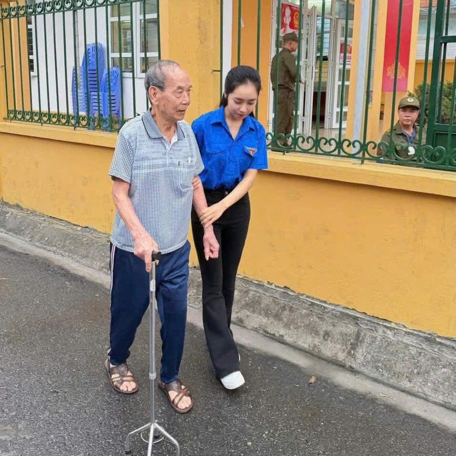 Đoàn viên thanh niên hỗ trợ cử tri cao tuổi di chuyển đến khu vực bỏ phiếu, góp phần bảo đảm mọi công dân đều thực hiện quyền và nghĩa vụ bầu cử.