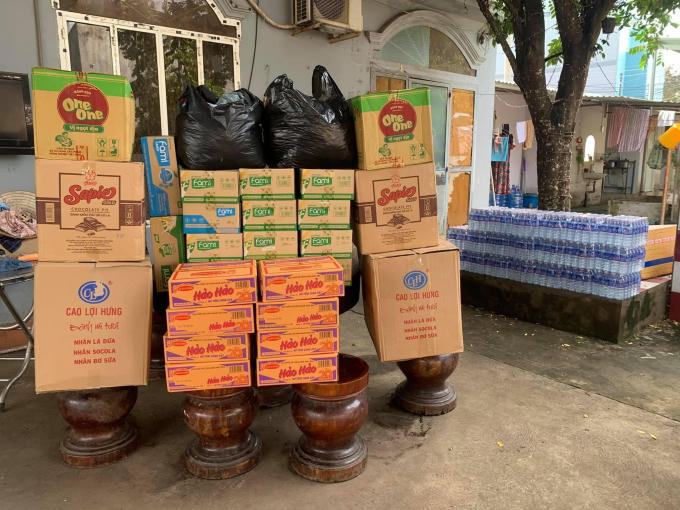 Các nhu yếu phẩm đã được ủng hộ và tập kết dần để chuẩn bị được chuyển đến vùng lũ
