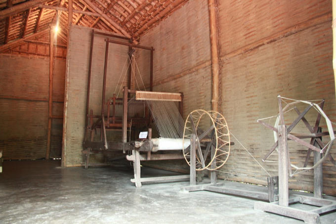 Bộ khung cửi mà bà Hoàng Thị Loan dùng để dệt vải, kiếm tiền lo cho chồng đèn sách khi ở Huế.