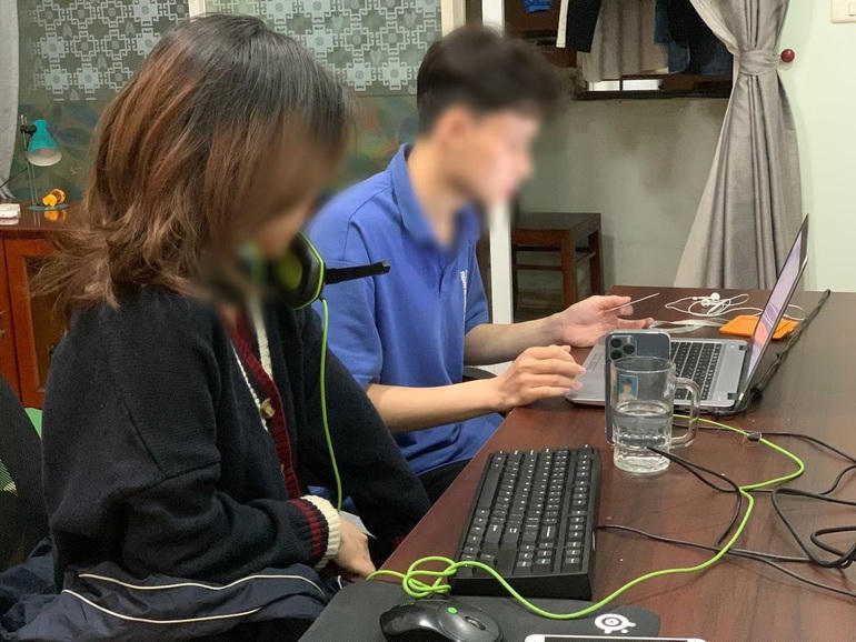 Cũng tương tự như học sinh của Nam, lỗ hổng ở đây là camera thứ hai không quay toàn cảnh thí sinh làm bài mà chỉ quay vào tay và vị trí ngồi (Ảnh: Văn Hiền).