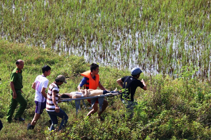 Lực lượng chức năng vớt thi thể nạn nhân.