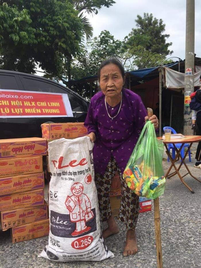 Dù cụ đã cao tuổi nhưng một lòng vẫn hướng về miền Trung thân yêu