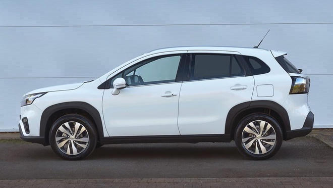Bên sườn của Suzuki S-Cross 2022 khá mạnh mẽ với ốp nhựa màu đen bao quanh hốc bánh, mui xe dốc dần về phía sau và thanh giá nóc. Tùy phiên bản mà xe sẽ có nẹp cửa chrome và vành 17 inch màu bạc hoặc màu đen. Gương chiếu hậu được chuyển xuống cánh cửa.