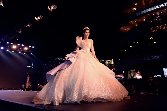 Bộ sưu tập "Starry Night" tràn ngập sắc màu lung linh với những thiết kế mang phong vị Châu Âu đặc trưng cập nhật những xu hướng thời trang trên thế giới.