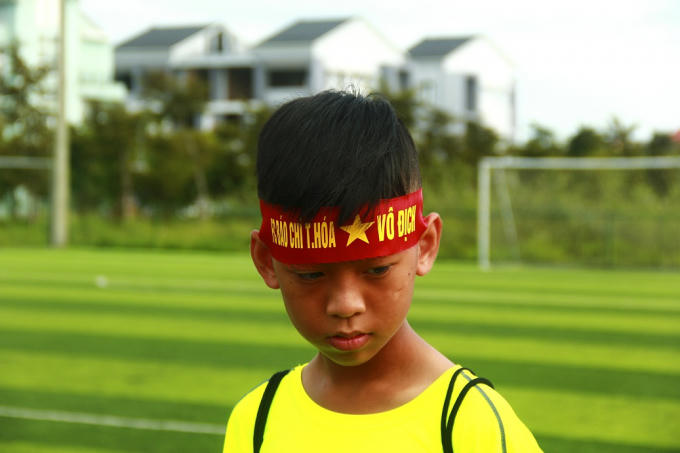 Một em bé là cổ động viên nhiệt tình của đội Thanh Hóa.