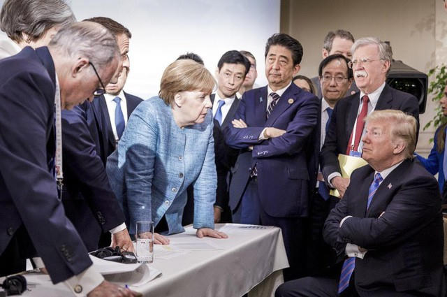 Tổng thống Mỹ Donald Trump (phải) ngồi đối mặt với Thủ tướng Đức Angela Merkel (giữa) và các nhà lãnh đạo của Nhóm G7 như Tổng thống Pháp Emmanuel Macron, Thủ tướng Anh Theresa May tại hội nghị thượng đỉnh G7 ở Quebec, Canada ngày 9/6. (Ảnh: AP)