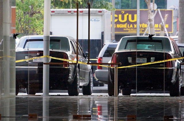 Hai chiếc Cadillac giống hệt nhau.