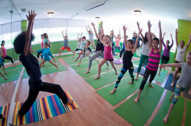 Thầy giáo Tabay Atkins và học viên. (Ảnh: The Orange County Register)