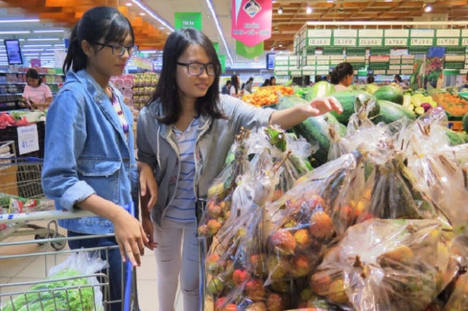 Vải thiều đầu mùa bày bán tại Co.opmart (Ảnh: Hoàng Triều/Người lao động).