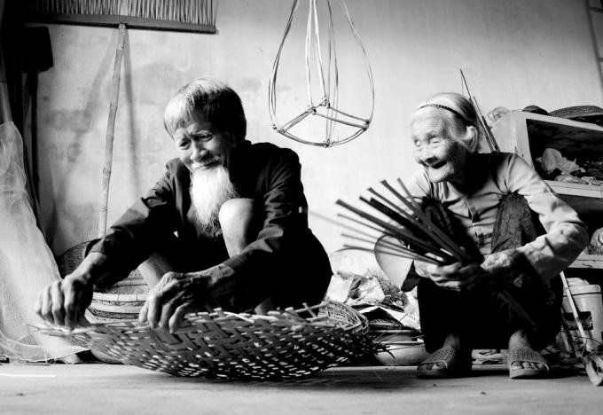 Trải qua xa cách trong chiến tranh, tù đầy, những ngày cơ hàn của cuộc sống, ông bà vẫn bên nhau hạnh phúc như ngày đầu