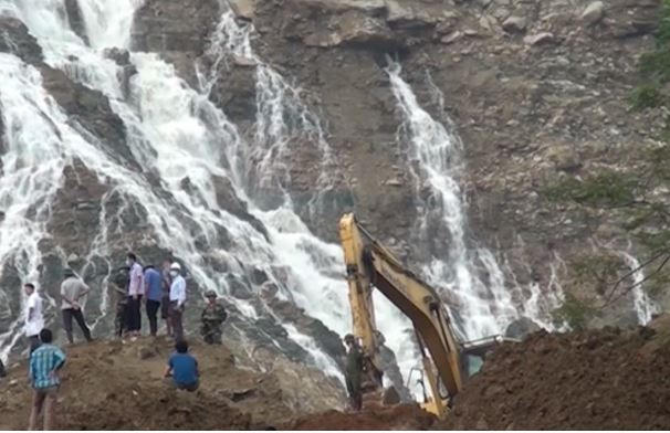 Tỉnh Ho&agrave; B&igrave;nh tiếp tục c&ocirc;ng bố t&igrave;nh trạng khẩn cấp sạt lở đất.&nbsp;(Nguồn ảnh: VTV)