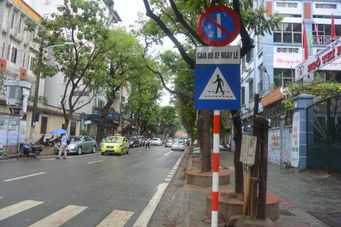 Bảng biển cấm đỗ xe ngày lẽ