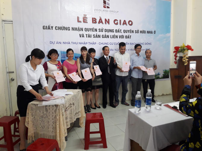 Các hộ dân nhận sổ hồng từ phía chủ đầu tư Vicoland.