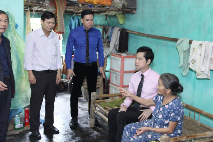Danh ca Ngọc Sơn trao hơn 300 triệu cho đồng bào vùng bão lũ Quảng Nam