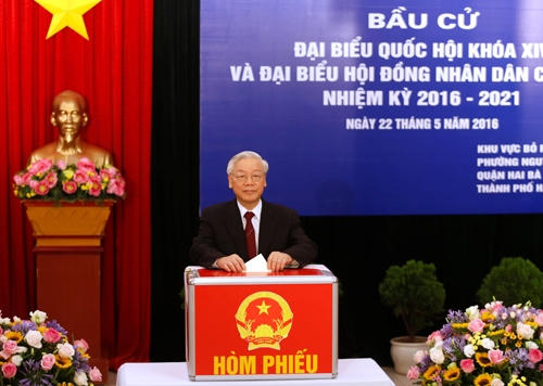 Tổng Bí thư Nguyễn Phú Trọng bỏ phiếu tại một điểm bầu cử ở Hà Nội. Ảnh:Reuters