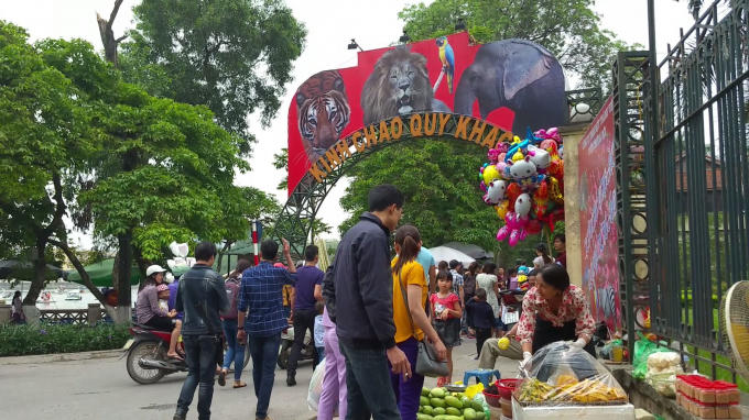 Cổng vào vườn bách thú Thủ Lệ, Ba Đình, Hà Nội.