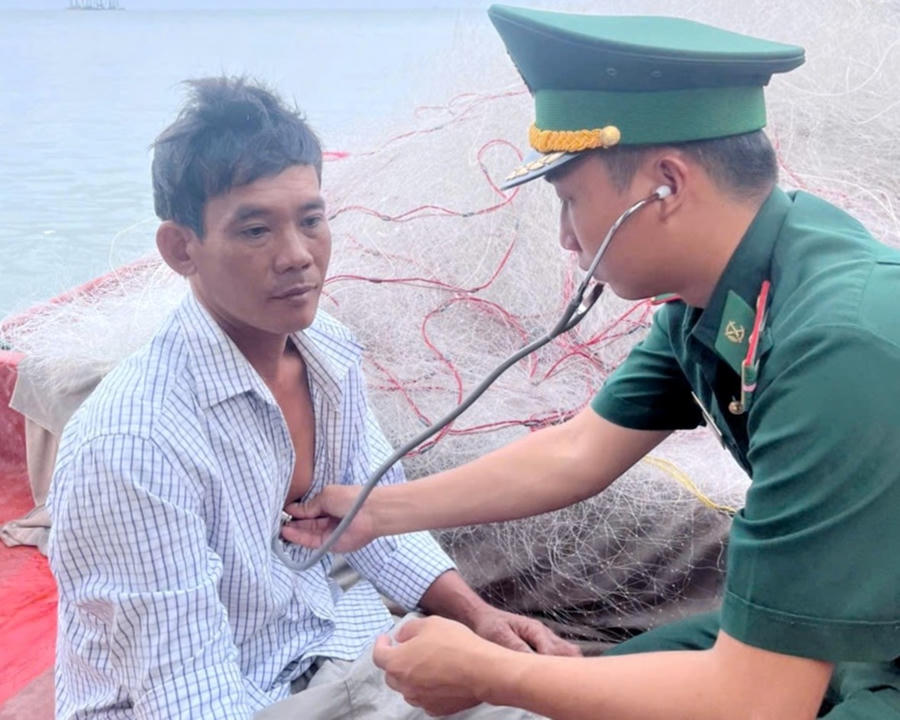 Thuyền viên Nguyễn Văn Sơn được cán bộ Quân y Đồn Biên phòng Hòn Khoai (BĐBP Cà Mau) trực tiếp thăm khám trên tàu cá, sau đó đưa về Đồn Biên phòng Hòn Khoai để tiếp tục theo dõi, chăm sóc sức khỏe.