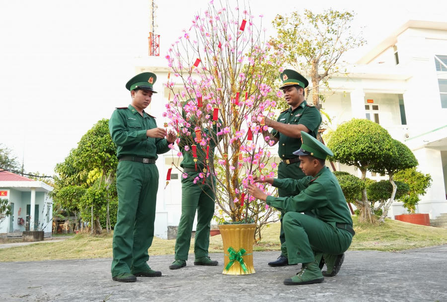 Cán bộ, chiến sĩ Đồn Biên phòng Gành Hào trang trí doanh trại chuẩn bị đón Xuân.