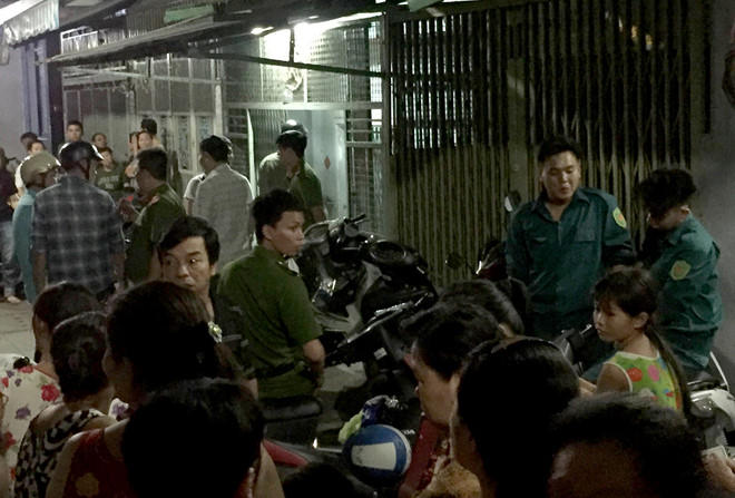 Công an khám nghiệm hiện trường. (Ảnh: Zing.vn)
