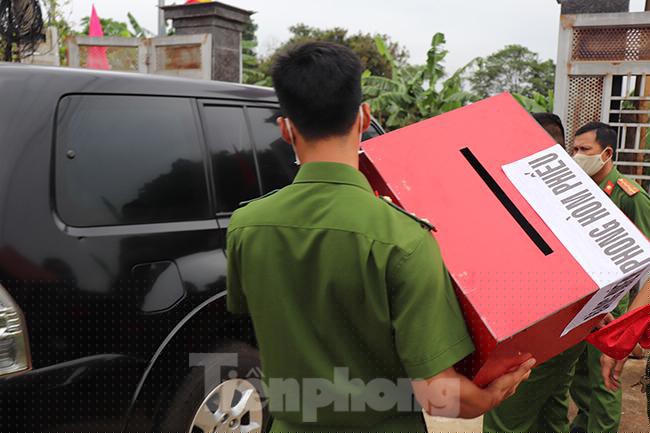 Để làm tốt công tác bầu cử và phòng chống dịch bệnh, trại giam Đắk Trung đã liên hệ với Ủy ban bầu cử xã Ea Kpam đề nghị bố trí cho đơn vị 1 thùng phiếu di động để cán bộ chiến sĩ bỏ phiếu tại đơn vị trong ngày 23/5.