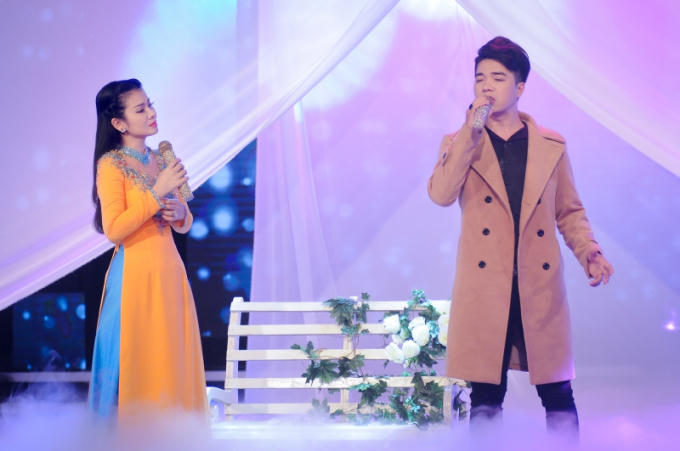 Ca sĩ Yến Ngọc s&aacute;nh đ&ocirc;i b&ecirc;n mỹ nam Triều Qu&acirc;n h&aacute;t nhạc Noel