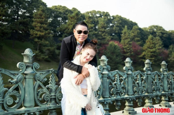 Vết son Ngọc Trinh tr&ecirc;n m&aacute;