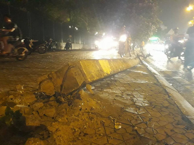 Hà Nội: Ô tô bị tai nạn nằm