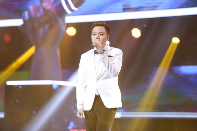 Anh Đức -  trò cưng Thu Minh hát nhạc phim La La Land “của hiếm” The Voice 2017.