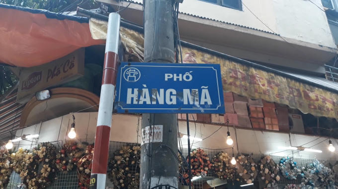 Từ lâu, phố Hàng Mã (Hoàn Kiếm, Hà Nội) đã trở thành điểm đến quen thuộc của người dân thủ đô mỗi mùa Giáng sinh về.