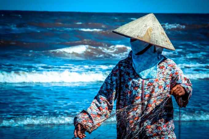 Đánh bắt gần bờ để kiếm được miếng cơm qua ngày cũng là điều không hề đơn giản với những người dân làm nghề chài lưới...