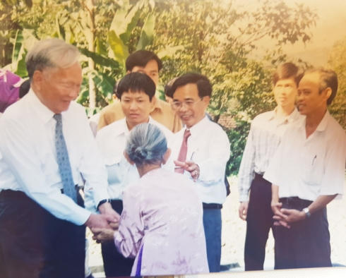 Nguyên Chủ tịch nước Lê Đức Anh trong 1 lần về thăm quê vợ.
