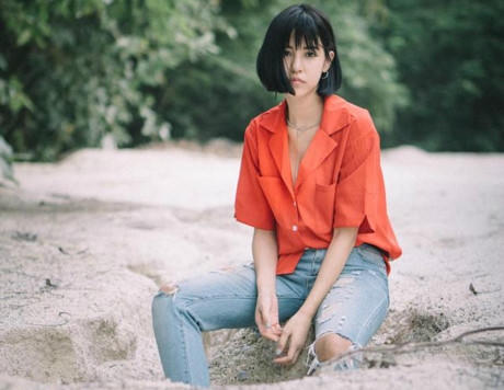 Trong khi phần lớn hot girl xứ sở chùa Vàng đều để tóc dài, cô gái sinh năm 1990 lại giữ cho mình mái tóc ngắn cá tính.