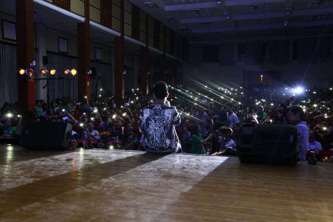 : Cả Hội trường lớn vỡ tung trong tiếng reo hò chào đón chàng ca sĩ đến từ The Voice.