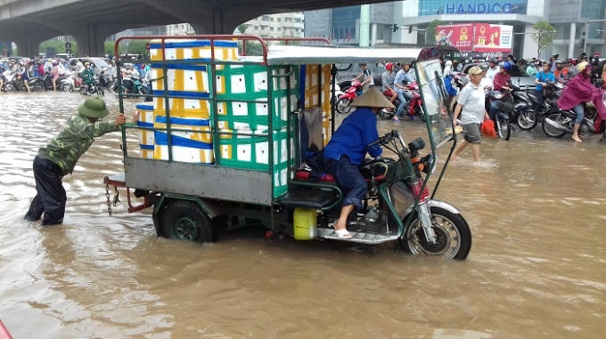 Hà Nội: Ô tô, xe máy la liệt
