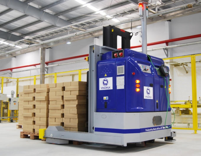 Robot tự vận hành tại Nhà máy đang thực hiện thao tác bốc dỡ và vận chuyển hàng