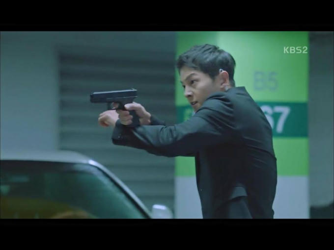 Hậu duệ mặt trời tập 14: Mỹ nam Song Joong Ki bị bạn gái mắng té tát vì lao đầu vào nguy hiểm
