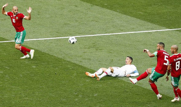 C.Ronaldo đã yêu cầu trọng tài sử dụng công nghệ VAR khi ngã trong vòng cấm địa của Ma rốc