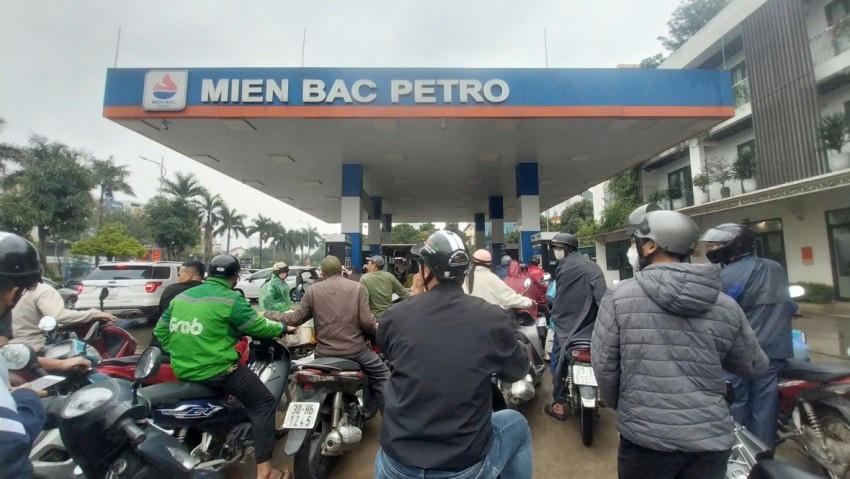 Ghi nhận tại cây xăng trên đường Phạm Văn Đồng, Đông Ngạc, Lê Trọng Tấn (Hà Nội) các phương tiện xếp hàng dài hàng trăm mét chờ mua xăng.
