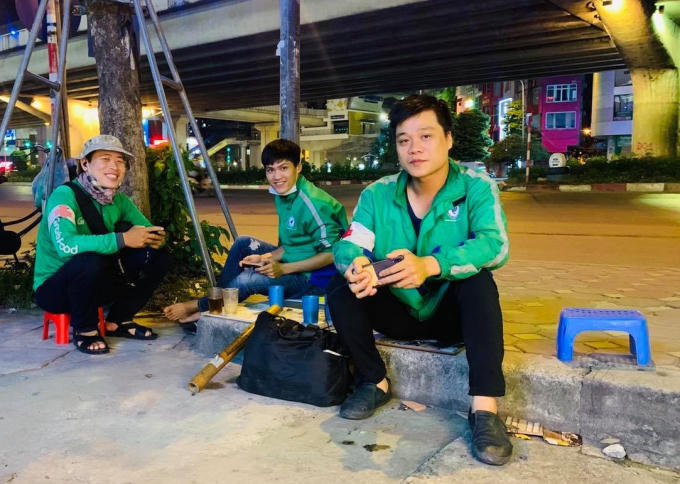 Những phút nghỉ ngơi của anh Việt (bìa phải) và các thành viên trong đội.