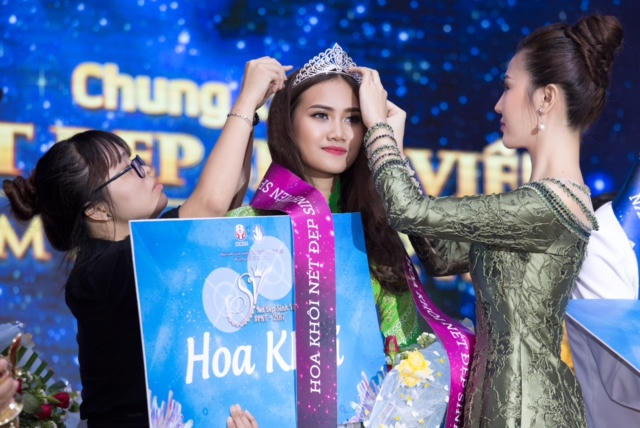 Hoa hậu Ngọc Duy&ecirc;n trao vương miện cho Hoa kh&ocirc;i Đại học Sư phạm Kỹ Thuật TP HCM