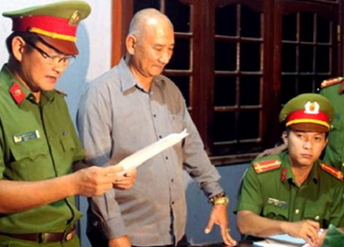 Lực lượng chức năng đọc lệnh bắt ông Lê Văn Thiệt.