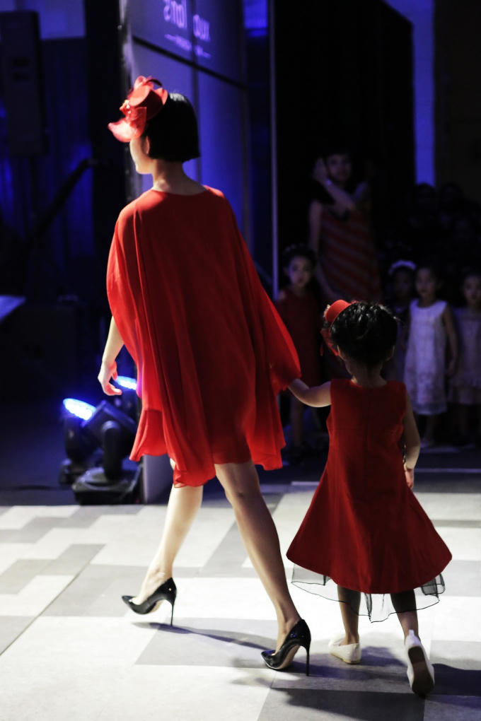 Xuân Lan và bé Thỏ bước ra sàn catwalk.