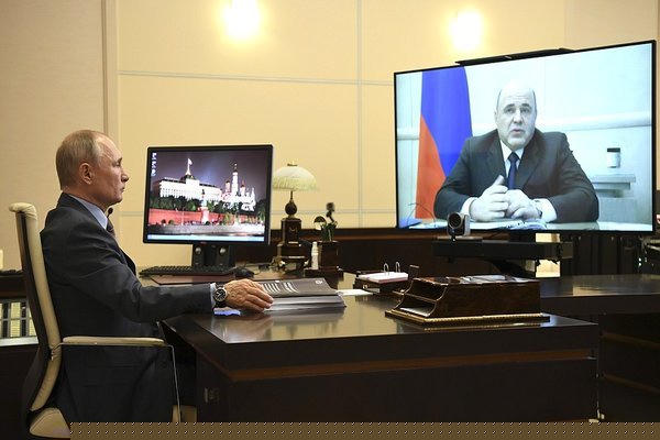 Tổng thống Nga Vladimir Putin nghe trình bày kế hoạch hồi phục kinh tế. Ảnh: Kremlin.ru