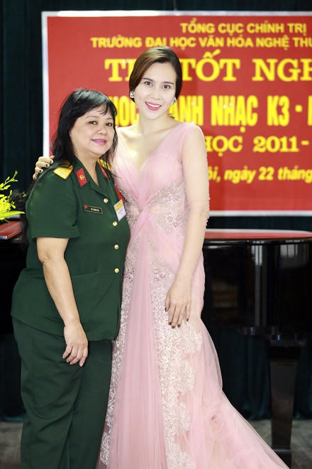 Lưu Hương Giang trong ngày thi tốt nghiệp Khoa Thanh nhạc hệ chính quy tại Đại học Văn hóa Nghệ thuật Quân đội.