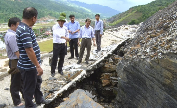 Đồng chí Lê Quang Hùng, Thứ trưởng Bộ Xây dựng và đoàn công tác của trung ương kiểm tra thực địa tại các cơ có nguy cơ sụt, trượt cao của công trình. Ảnh dienbien.gov.vn