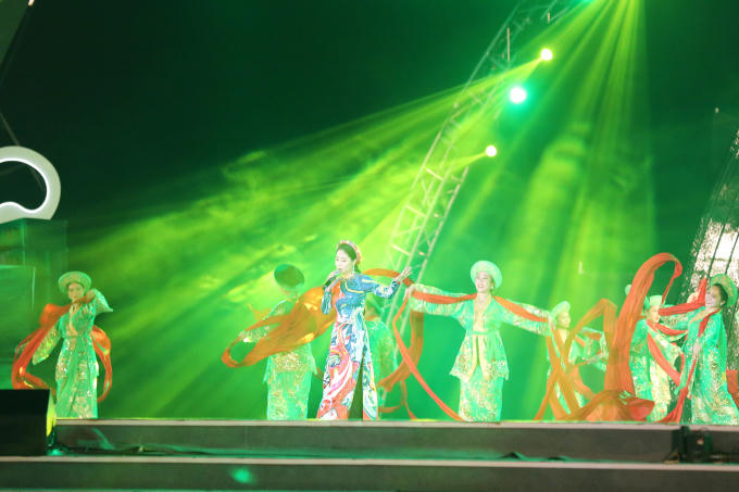 Sự kiện có sự góp mặt của hơn 1.000 nghệ sĩ trong nước và quốc tế.