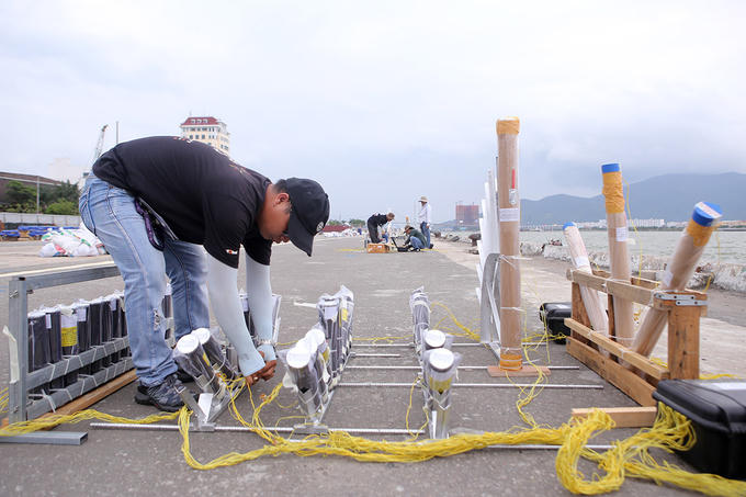 Một nhân viên sắp đặt vị trí các giàn pháo