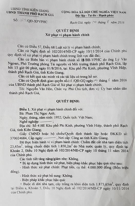 Ngày 4/8/2016 (cùng ngày bà Anh khiếu nại), ông Hôn đã ký Quyết định xử phạt vi phạm hành chính số 409/QĐ-XPVPHC đối với bà Anh.