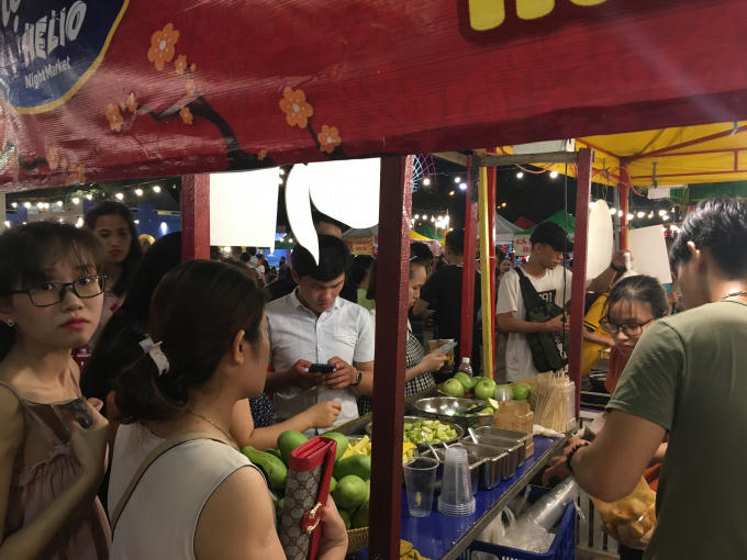 Vào buổi tối, khu vực vui chơi tại Helios, Sun Word Danang Wonders tại công viên 2/9 cũng thu hút du khách nhờ không gian ẩm thực đa dạng và bắt mắt.